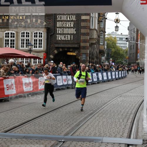 05.10.2025 - 20. swb-Marathon Bremen Yannick Fuchs http://msf.ph/oto/9249749 05.10.2025 11:13:19 Ziel 9891, 11170, 11332 meine-sportfotos.de