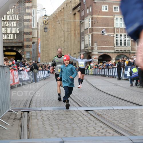05.10.2025 - 20. swb-Marathon Bremen Yannick Fuchs http://msf.ph/oto/9249752 05.10.2025 10:44:23 Ziel 10044, 10348, 10649, 10816, 11645, 11648, 11659 meine-sportfotos.de