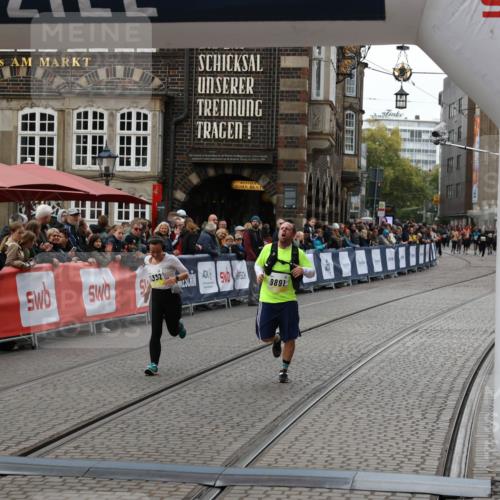 05.10.2025 - 20. swb-Marathon Bremen Yannick Fuchs http://msf.ph/oto/9249760 05.10.2025 11:13:19 Ziel 9891, 11170, 11332 meine-sportfotos.de
