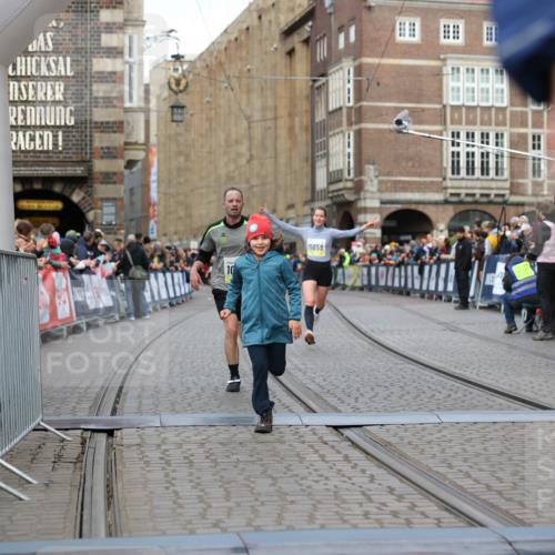 05.10.2025 - 20. swb-Marathon Bremen Yannick Fuchs http://msf.ph/oto/9249762 05.10.2025 10:44:23 Ziel 10044, 10348, 10649, 10816, 11645, 11648, 11659 meine-sportfotos.de