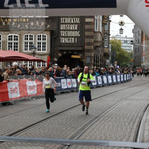 05.10.2025 - 20. swb-Marathon Bremen Yannick Fuchs http://msf.ph/oto/9249769 05.10.2025 11:13:19 Ziel 9891, 11170, 11332 meine-sportfotos.de