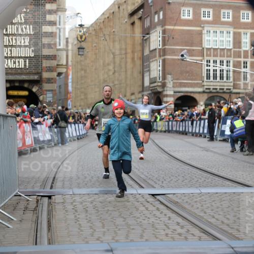 05.10.2025 - 20. swb-Marathon Bremen Yannick Fuchs http://msf.ph/oto/9249773 05.10.2025 10:44:23 Ziel 10044, 10348, 10649, 10816, 11645, 11648, 11659 meine-sportfotos.de