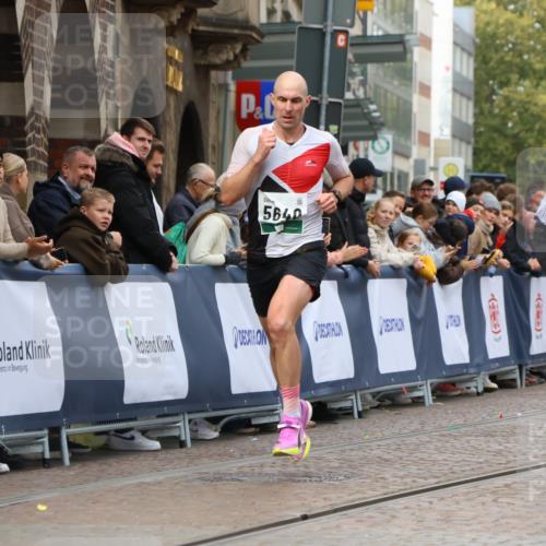 05.10.2025 - 20. swb-Marathon Bremen Strokosch-Dieckow http://msf.ph/oto/9249779 05.10.2025 12:47:53 Ziel 258, 5640, 8550 meine-sportfotos.de