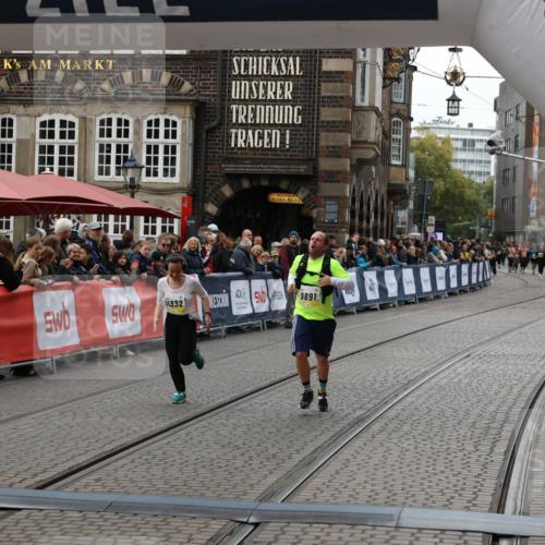 05.10.2025 - 20. swb-Marathon Bremen Yannick Fuchs http://msf.ph/oto/9249782 05.10.2025 11:13:19 Ziel 9891, 11170, 11332 meine-sportfotos.de