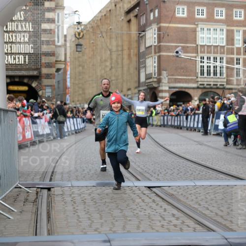 05.10.2025 - 20. swb-Marathon Bremen Yannick Fuchs http://msf.ph/oto/9249784 05.10.2025 10:44:23 Ziel 10044, 10348, 10649, 10816, 11645, 11648, 11659 meine-sportfotos.de