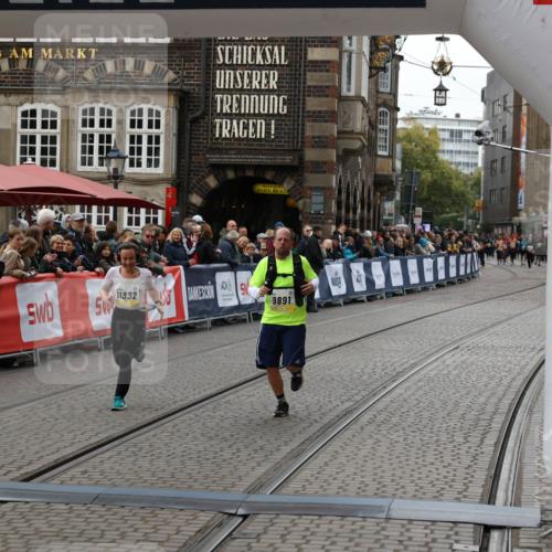 05.10.2025 - 20. swb-Marathon Bremen Yannick Fuchs http://msf.ph/oto/9249793 05.10.2025 11:13:19 Ziel 9891, 11170, 11332 meine-sportfotos.de