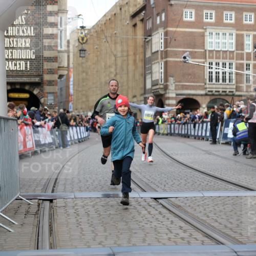 05.10.2025 - 20. swb-Marathon Bremen Yannick Fuchs http://msf.ph/oto/9249808 05.10.2025 10:44:23 Ziel 10044, 10348, 10649, 10816, 11645, 11648, 11659 meine-sportfotos.de