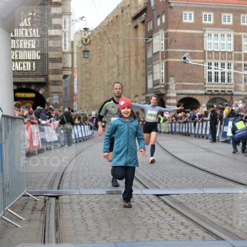 05.10.2025 - 20. swb-Marathon Bremen Yannick Fuchs http://msf.ph/oto/9249827 05.10.2025 10:44:23 Ziel 10044, 10348, 10649, 10816, 11645, 11648, 11659 meine-sportfotos.de