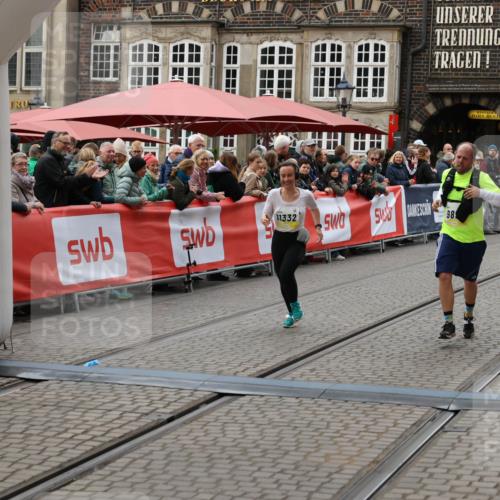 05.10.2025 - 20. swb-Marathon Bremen Yannick Fuchs http://msf.ph/oto/9249831 05.10.2025 11:13:20 Ziel 9891, 11170, 11332 meine-sportfotos.de