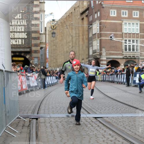 05.10.2025 - 20. swb-Marathon Bremen Yannick Fuchs http://msf.ph/oto/9249838 05.10.2025 10:44:23 Ziel 10044, 10348, 10649, 10816, 11645, 11648, 11659 meine-sportfotos.de