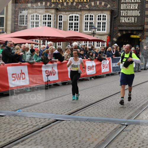 05.10.2025 - 20. swb-Marathon Bremen Yannick Fuchs http://msf.ph/oto/9249842 05.10.2025 11:13:20 Ziel 9891, 11170, 11332 meine-sportfotos.de