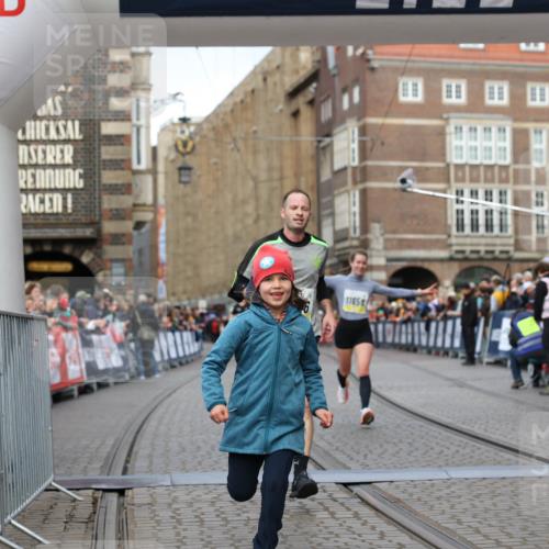 05.10.2025 - 20. swb-Marathon Bremen Yannick Fuchs http://msf.ph/oto/9249850 05.10.2025 10:44:24 Ziel 10044, 10348, 10816, 11645, 11648, 11659 meine-sportfotos.de