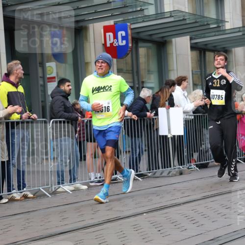 05.10.2025 - 20. swb-Marathon Bremen Strokosch-Dieckow http://msf.ph/oto/9249858 05.10.2025 10:53:35 Ziel 9313, 9456, 9494, 9520, 9548, 9701, 9807, 9835, 9934, 10019, 10020, 10046, 10075, 10163, 10416, 10484, 10616, 10631, 10662, 10696, 10785, 10906, 10966, 11141, 11151, 11152, 11303, 11339, 11383, 11432, 11445, 11533, 11593, 9313, 9456, 9494, 9520, 9548, 9701, 9807, 9835, 9934, 10019, 10020, 10046, 10075, 10163, 10416, 10484, 10616, 10631, 10662, 10696, 10785, 10906, 10966, 11141, 11151, 11152, 11303, 11339, 11383, 11432, 11445, 11533, 11593 meine-sportfotos.de