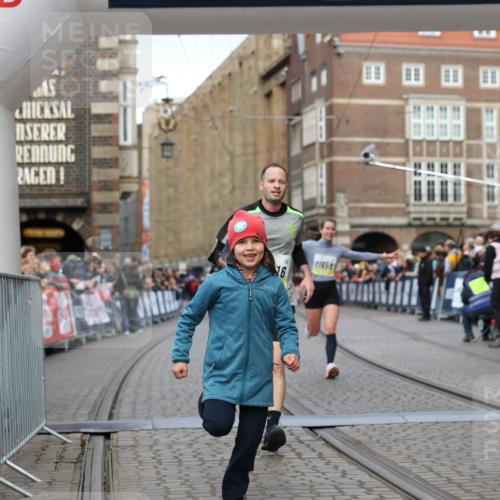 05.10.2025 - 20. swb-Marathon Bremen Yannick Fuchs http://msf.ph/oto/9249860 05.10.2025 10:44:24 Ziel 10044, 10348, 10816, 11645, 11648, 11659 meine-sportfotos.de