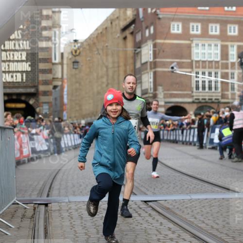 05.10.2025 - 20. swb-Marathon Bremen Yannick Fuchs http://msf.ph/oto/9249866 05.10.2025 10:44:24 Ziel 10044, 10348, 10816, 11645, 11648, 11659 meine-sportfotos.de