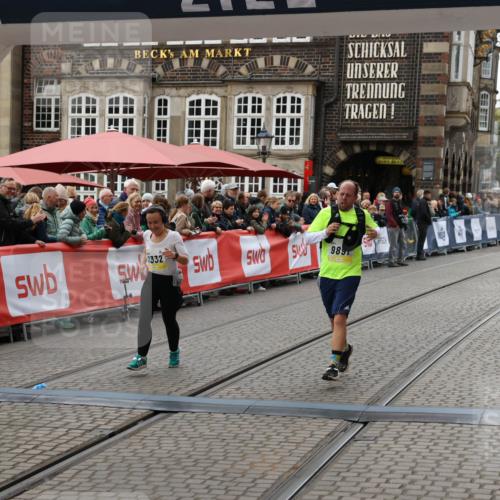 05.10.2025 - 20. swb-Marathon Bremen Yannick Fuchs http://msf.ph/oto/9249867 05.10.2025 11:13:20 Ziel 9891, 11170, 11332 meine-sportfotos.de