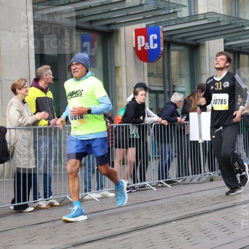 05.10.2025 - 20. swb-Marathon Bremen Strokosch-Dieckow http://msf.ph/oto/9249868 05.10.2025 10:53:36 Ziel 9313, 9456, 9494, 9520, 9548, 9701, 9807, 9835, 9934, 10019, 10020, 10046, 10075, 10163, 10416, 10484, 10616, 10631, 10662, 10696, 10785, 10906, 10966, 11141, 11151, 11152, 11303, 11339, 11347, 11383, 11432, 11445, 11533, 11593, 9313, 9456, 9494, 9520, 9548, 9701, 9807, 9835, 9934, 10019, 10020, 10046, 10075, 10163, 10416, 10484, 10616, 10631, 10662, 10696, 10785, 10906, 10966, 11141, 11151, 11152, 11303, 11339, 11347, 11383, 11432, 11445, 11533, 11593 meine-sportfotos.de