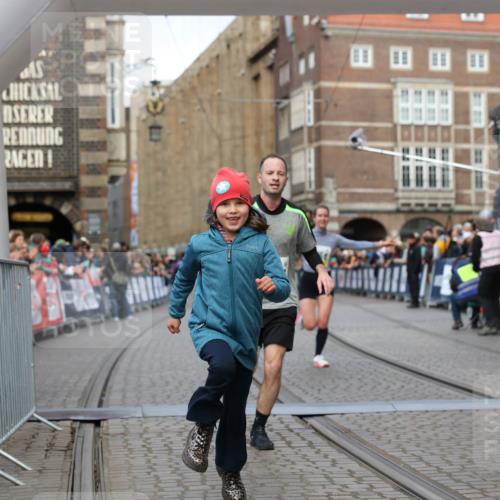 05.10.2025 - 20. swb-Marathon Bremen Yannick Fuchs http://msf.ph/oto/9249874 05.10.2025 10:44:24 Ziel 10044, 10348, 10816, 11645, 11648, 11659 meine-sportfotos.de