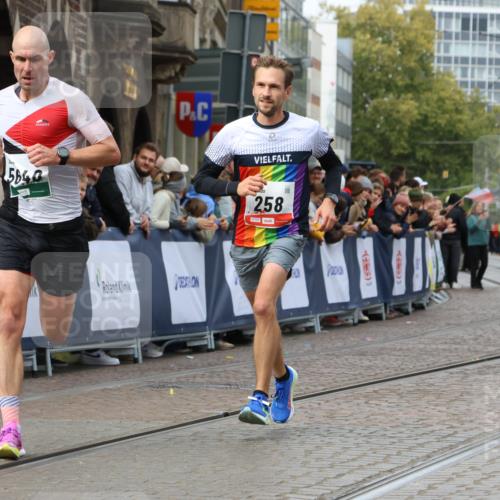 05.10.2025 - 20. swb-Marathon Bremen Strokosch-Dieckow http://msf.ph/oto/9249879 05.10.2025 12:47:54 Ziel 258, 5640, 8550 meine-sportfotos.de