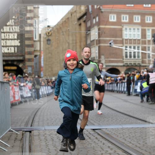 05.10.2025 - 20. swb-Marathon Bremen Yannick Fuchs http://msf.ph/oto/9249887 05.10.2025 10:44:24 Ziel 10044, 10348, 10816, 11645, 11648, 11659 meine-sportfotos.de
