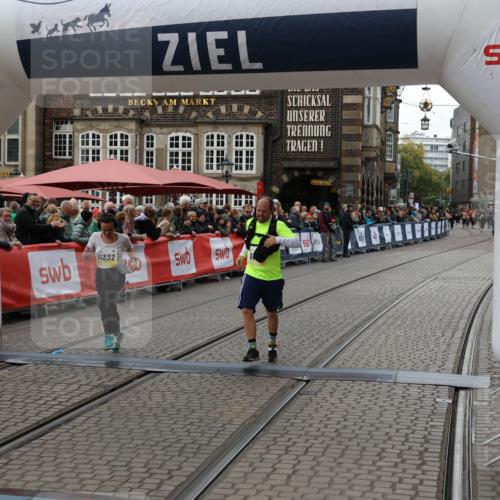 05.10.2025 - 20. swb-Marathon Bremen Yannick Fuchs http://msf.ph/oto/9249888 05.10.2025 11:13:21 Ziel 9891, 11332 meine-sportfotos.de