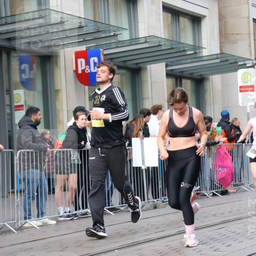 05.10.2025 - 20. swb-Marathon Bremen Strokosch-Dieckow http://msf.ph/oto/9249890 05.10.2025 10:53:36 Ziel 9313, 9456, 9494, 9520, 9548, 9701, 9807, 9835, 9934, 10019, 10020, 10046, 10075, 10163, 10416, 10484, 10616, 10631, 10662, 10696, 10785, 10906, 10966, 11141, 11151, 11152, 11303, 11339, 11347, 11383, 11432, 11445, 11533, 11593, 9313, 9456, 9494, 9520, 9548, 9701, 9807, 9835, 9934, 10019, 10020, 10046, 10075, 10163, 10416, 10484, 10616, 10631, 10662, 10696, 10785, 10906, 10966, 11141, 11151, 11152, 11303, 11339, 11347, 11383, 11432, 11445, 11533, 11593 meine-sportfotos.de