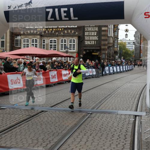 05.10.2025 - 20. swb-Marathon Bremen Yannick Fuchs http://msf.ph/oto/9249894 05.10.2025 11:13:21 Ziel 9891, 11332 meine-sportfotos.de