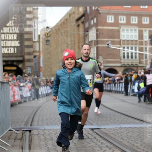 05.10.2025 - 20. swb-Marathon Bremen Yannick Fuchs http://msf.ph/oto/9249895 05.10.2025 10:44:24 Ziel 10044, 10348, 10816, 11645, 11648, 11659 meine-sportfotos.de