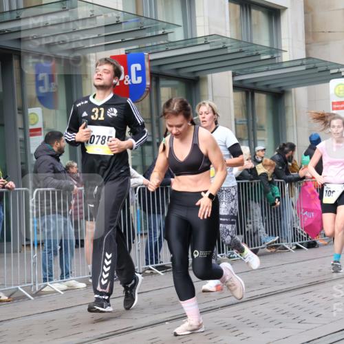 05.10.2025 - 20. swb-Marathon Bremen Strokosch-Dieckow http://msf.ph/oto/9249899 05.10.2025 10:53:36 Ziel 9313, 9456, 9494, 9520, 9548, 9701, 9807, 9835, 9934, 10019, 10020, 10046, 10075, 10163, 10416, 10484, 10616, 10631, 10662, 10696, 10785, 10906, 10966, 11141, 11151, 11152, 11303, 11339, 11347, 11383, 11432, 11445, 11533, 11593, 9313, 9456, 9494, 9520, 9548, 9701, 9807, 9835, 9934, 10019, 10020, 10046, 10075, 10163, 10416, 10484, 10616, 10631, 10662, 10696, 10785, 10906, 10966, 11141, 11151, 11152, 11303, 11339, 11347, 11383, 11432, 11445, 11533, 11593 meine-sportfotos.de