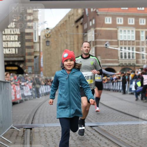 05.10.2025 - 20. swb-Marathon Bremen Yannick Fuchs http://msf.ph/oto/9249905 05.10.2025 10:44:24 Ziel 10044, 10348, 10816, 11645, 11648, 11659 meine-sportfotos.de