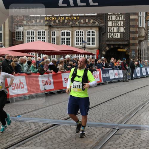 05.10.2025 - 20. swb-Marathon Bremen Yannick Fuchs http://msf.ph/oto/9249912 05.10.2025 11:13:21 Ziel 9891, 11332 meine-sportfotos.de
