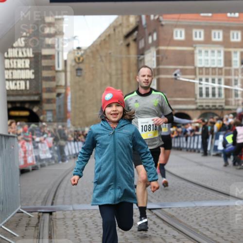 05.10.2025 - 20. swb-Marathon Bremen Yannick Fuchs http://msf.ph/oto/9249917 05.10.2025 10:44:24 Ziel 10044, 10348, 10816, 11645, 11648, 11659 meine-sportfotos.de