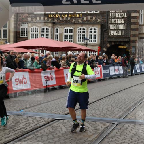 05.10.2025 - 20. swb-Marathon Bremen Yannick Fuchs http://msf.ph/oto/9249922 05.10.2025 11:13:21 Ziel 9891, 11332 meine-sportfotos.de