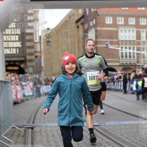 05.10.2025 - 20. swb-Marathon Bremen Yannick Fuchs http://msf.ph/oto/9249929 05.10.2025 10:44:24 Ziel 10044, 10348, 10816, 11645, 11648, 11659 meine-sportfotos.de