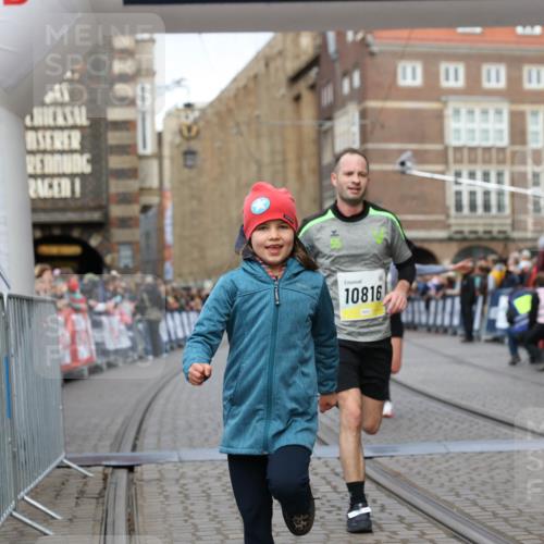 05.10.2025 - 20. swb-Marathon Bremen Yannick Fuchs http://msf.ph/oto/9249935 05.10.2025 10:44:24 Ziel 10044, 10348, 10816, 11645, 11648, 11659 meine-sportfotos.de