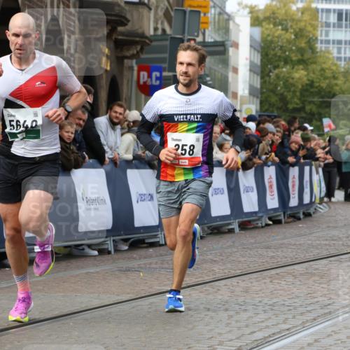 05.10.2025 - 20. swb-Marathon Bremen Strokosch-Dieckow http://msf.ph/oto/9249944 05.10.2025 12:47:54 Ziel 258, 5640, 8550 meine-sportfotos.de