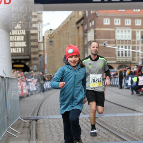05.10.2025 - 20. swb-Marathon Bremen Yannick Fuchs http://msf.ph/oto/9249947 05.10.2025 10:44:24 Ziel 10044, 10348, 10816, 11645, 11648, 11659 meine-sportfotos.de