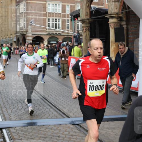 05.10.2025 - 20. swb-Marathon Bremen Yannick Fuchs http://msf.ph/oto/9249948 05.10.2025 10:53:25 Ziel 9263, 9449, 9539, 9834, 9956, 10242, 10317, 10460, 10806, 10958, 10993, 11175, 11377, 11510, 11512 meine-sportfotos.de