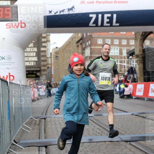 05.10.2025 - 20. swb-Marathon Bremen Yannick Fuchs http://msf.ph/oto/9249958 05.10.2025 10:44:25 Ziel 10044, 10348, 10816, 11648, 11659 meine-sportfotos.de