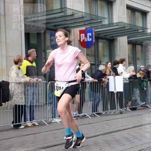 05.10.2025 - 20. swb-Marathon Bremen Strokosch-Dieckow http://msf.ph/oto/9249967 05.10.2025 10:53:38 Ziel 9313, 9456, 9494, 9520, 9548, 9701, 9807, 9835, 10019, 10046, 10075, 10163, 10416, 10484, 10616, 10631, 10662, 10696, 10785, 10966, 11141, 11151, 11152, 11303, 11339, 11347, 11383, 11432, 11445, 11533, 11593, 9313, 9456, 9494, 9520, 9548, 9701, 9807, 9835, 10019, 10046, 10075, 10163, 10416, 10484, 10616, 10631, 10662, 10696, 10785, 10966, 11141, 11151, 11152, 11303, 11339, 11347, 11383, 11432, 11445, 11533, 11593 meine-sportfotos.de