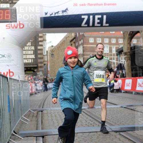 05.10.2025 - 20. swb-Marathon Bremen Yannick Fuchs http://msf.ph/oto/9249968 05.10.2025 10:44:25 Ziel 10044, 10348, 10816, 11648, 11659 meine-sportfotos.de