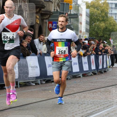 05.10.2025 - 20. swb-Marathon Bremen Strokosch-Dieckow http://msf.ph/oto/9249981 05.10.2025 12:47:54 Ziel 258, 5640, 8550 meine-sportfotos.de