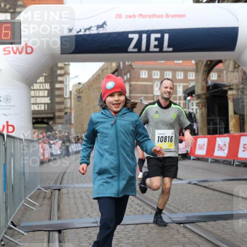 05.10.2025 - 20. swb-Marathon Bremen Yannick Fuchs http://msf.ph/oto/9249990 05.10.2025 10:44:25 Ziel 10044, 10348, 10816, 11648, 11659 meine-sportfotos.de
