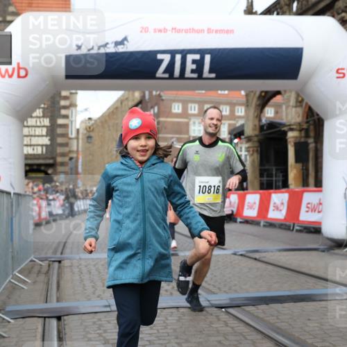 05.10.2025 - 20. swb-Marathon Bremen Yannick Fuchs http://msf.ph/oto/9249998 05.10.2025 10:44:25 Ziel 10044, 10348, 10816, 11648, 11659 meine-sportfotos.de