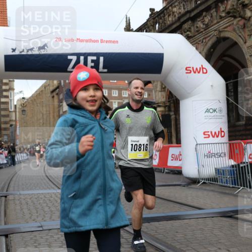 05.10.2025 - 20. swb-Marathon Bremen Yannick Fuchs http://msf.ph/oto/9250011 05.10.2025 10:44:25 Ziel 10044, 10348, 10816, 11648, 11659 meine-sportfotos.de