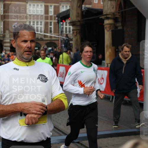 05.10.2025 - 20. swb-Marathon Bremen Yannick Fuchs http://msf.ph/oto/9250015 05.10.2025 10:53:26 Ziel 7251, 9263, 9539, 9834, 9956, 10317, 10460, 10806, 10958, 10993, 11174, 11175, 11377, 11510, 11512 meine-sportfotos.de