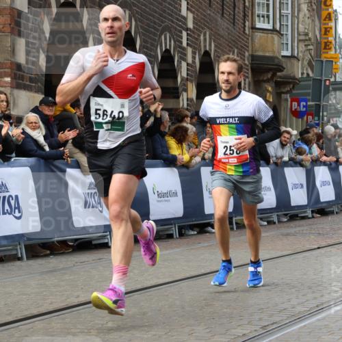 05.10.2025 - 20. swb-Marathon Bremen Strokosch-Dieckow http://msf.ph/oto/9250021 05.10.2025 12:47:55 Ziel 258, 5640, 8550 meine-sportfotos.de