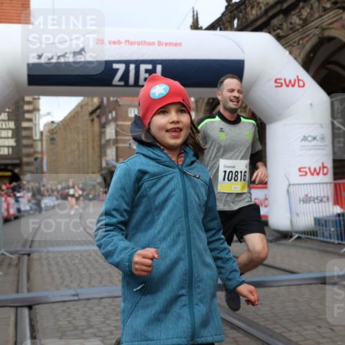 05.10.2025 - 20. swb-Marathon Bremen Yannick Fuchs http://msf.ph/oto/9250031 05.10.2025 10:44:25 Ziel 10044, 10348, 10816, 11648, 11659 meine-sportfotos.de