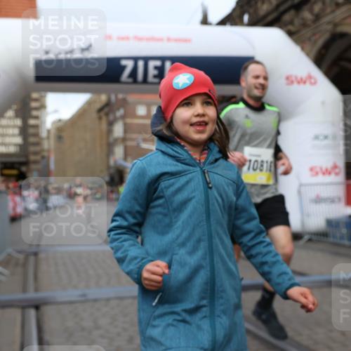 05.10.2025 - 20. swb-Marathon Bremen Yannick Fuchs http://msf.ph/oto/9250036 05.10.2025 10:44:25 Ziel 10044, 10348, 10816, 11648, 11659 meine-sportfotos.de