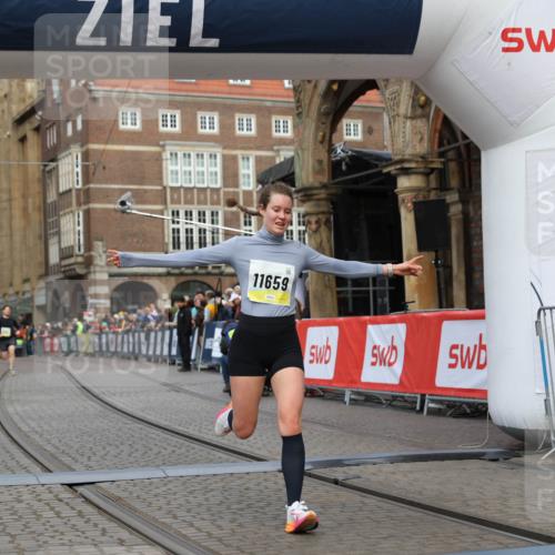 05.10.2025 - 20. swb-Marathon Bremen Yannick Fuchs http://msf.ph/oto/9250045 05.10.2025 10:44:26 Ziel 10044, 10348, 10816, 11659 meine-sportfotos.de